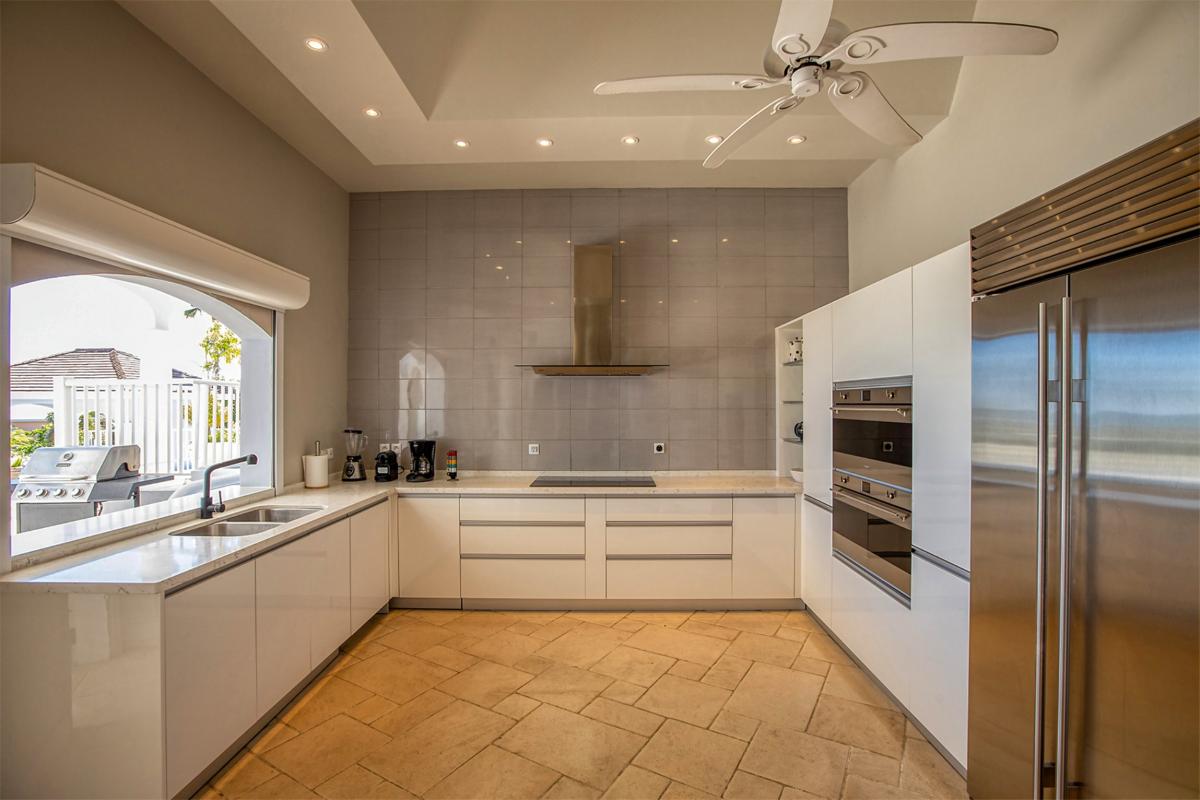 Villa rental Saint Martin - Modern kitchen